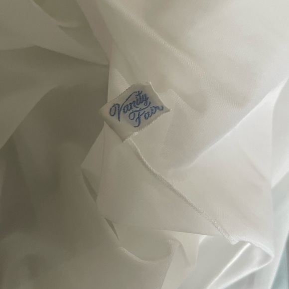 Vanity Fair White Robe with Lace and Blue Ribbon - Picture 4 of 10